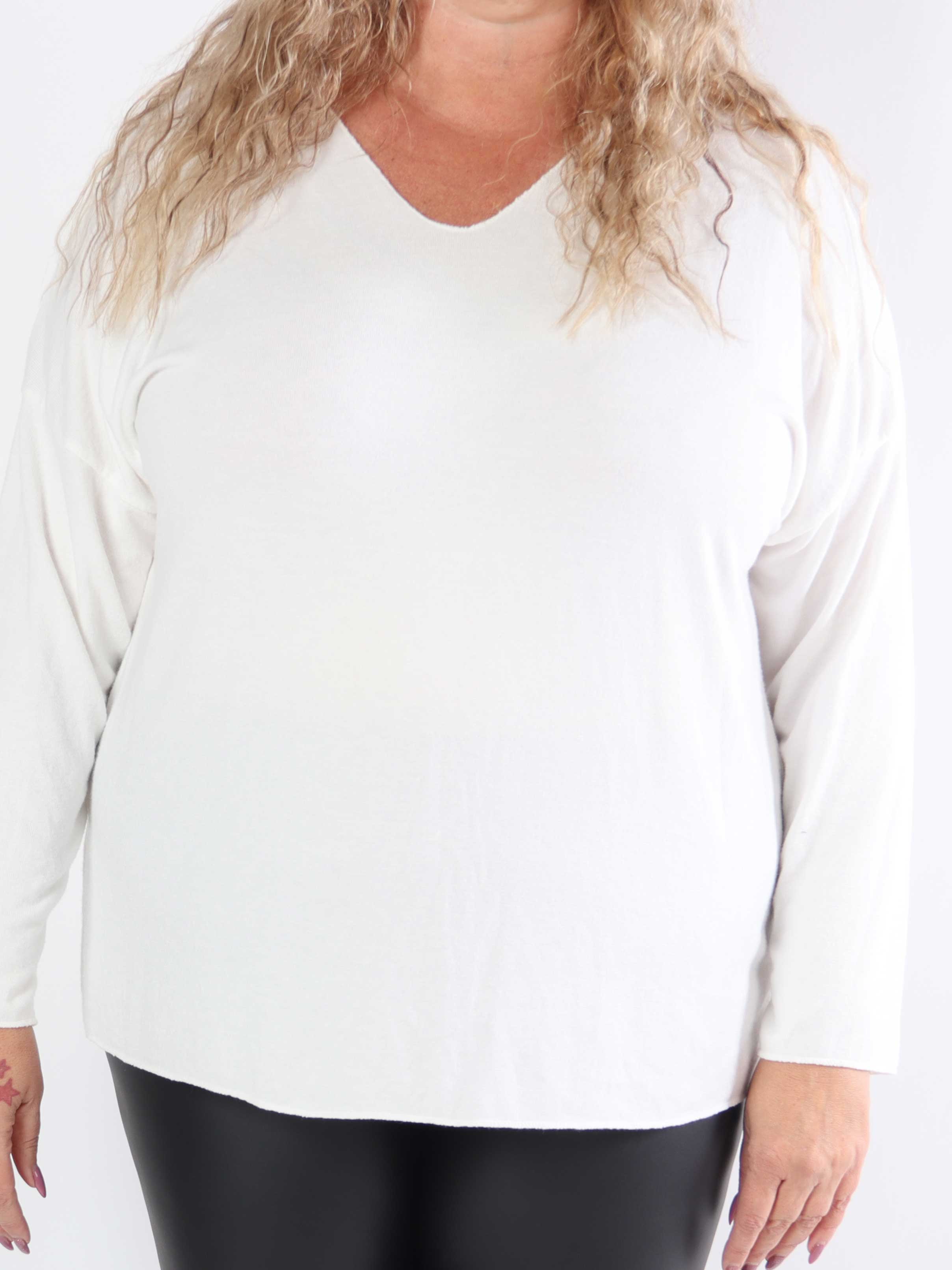 Djamila - Blød plus size bluse i viskose med v-udskæring